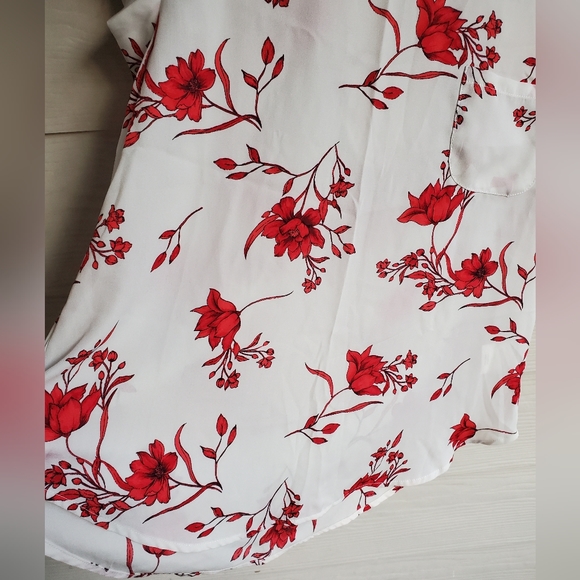 Lily White Bright Red Floral Pattern Keyhole Cut-out Boxy Business Casual Blouse - Picture 4 of 9